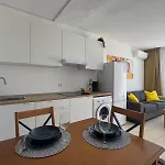 Апартаменты The House Of Nonni Ventura - Beachfront, Ocean View, Wi-fi, Aircon, Swimming Pool Морро-дель-Хабле